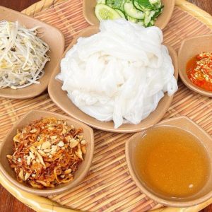 Bánh ướt kí ( có rau, giá, nước mắm)